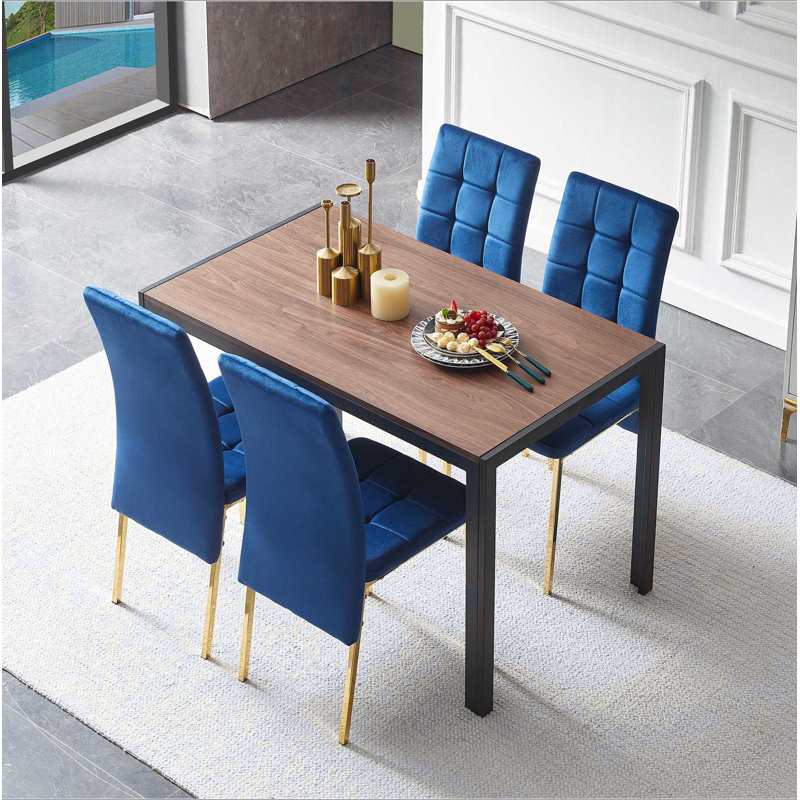 Ensemble de salle à manger 5 pièces comprenant une chaise de salle à manger nordique en velours bleu à haut dossier avec pieds dorés et une table de salle à manger en panneau de fibres à densité moyenne Creative Design