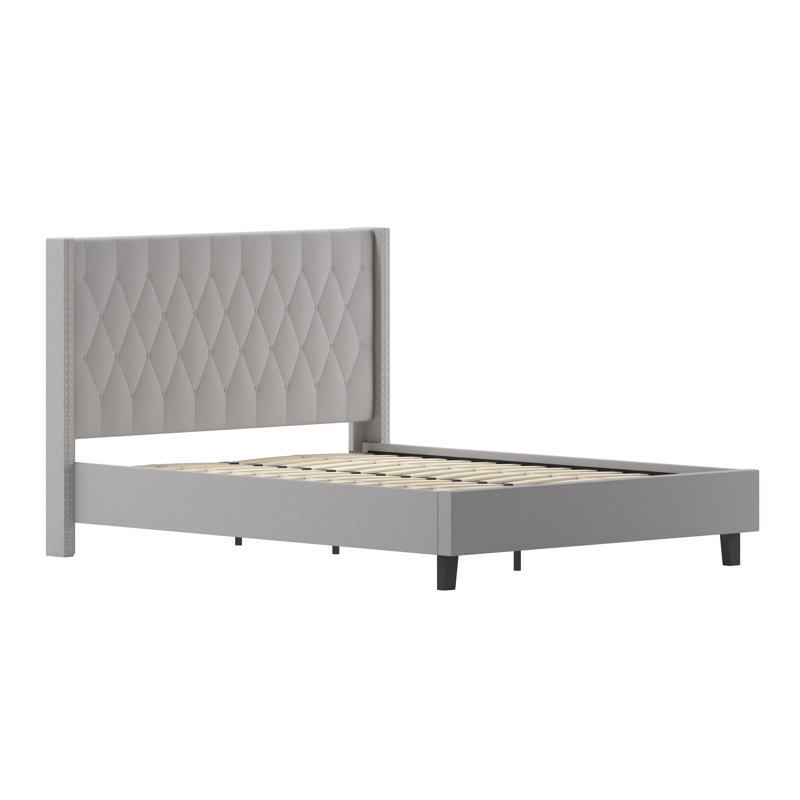 Lit plateforme tapissier capitonné avec côtés allongés à garniture cloutée Aluino, Gris clair, Reine