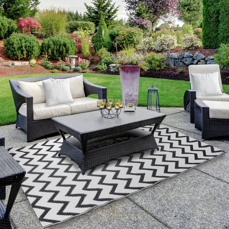 4' x 6' Black and White Chevron Outdoor Area Rug