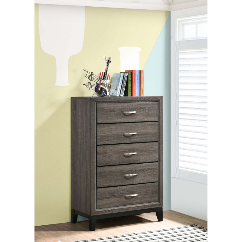 Commode à 5 tiroirs Gregory avec joints entrecroisés durables et rangement spacieux, parfait pour les intérieurs modernes
