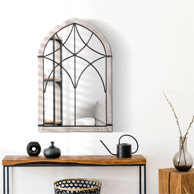 Miroir mural rustique de style campagnard avec cadre arqué distinctif, rehaussant l'ambiance de la pièce