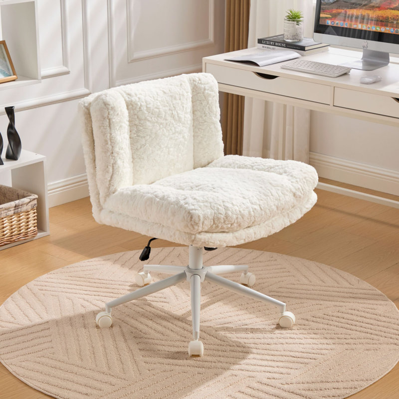 Chaise de bureau spacieuse en fausse fourrure crème, base en métal, à usages multiples