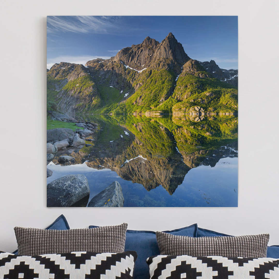 Leinwandbild Berglandschaft mit Wasserspiegelung in Norwegen