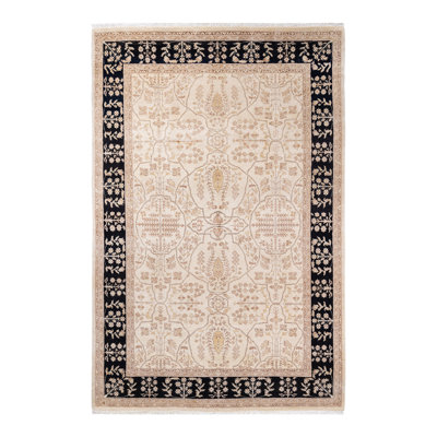 Tapis ivoire en laine noué à la main de conception unique 6 pi x 8 pi 10 po Deissy