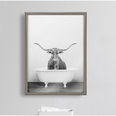Art mural en verre encadré "Longhorn BW Bathroom" par Amy Peterson
