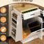 Buffet de rangement multifonctionnel avec étagère à épices à 3 niveaux, poubelle cachée et armoire à porte coulissante. Conception à deux tons pour le rangement des canettes de la salle à manger de la cuisine, beaucoup d'espace-130047954