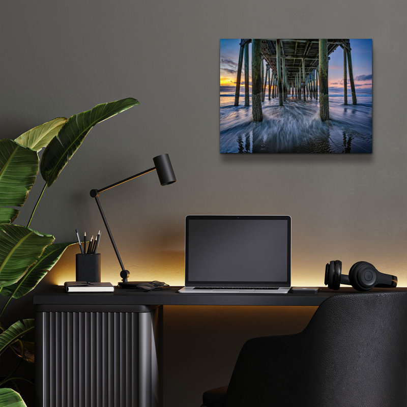 «Under The Pier At Dawn» par Rick Berk, art mural en verre acrylique, H 12 po x l 16 po x P 0,13 po