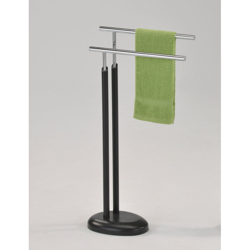 Porte-serviettes autoportant à double barre avec structure en métal mince et finition chromée pour suspendre deux serviettes de bain et débarbouillettes dans des espaces compacts avec un design vertical élégant pour les salles de bain modernes