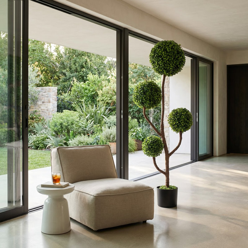 Grand arbre topiaire artificiel avec feuillage sphérique en pot décoratif