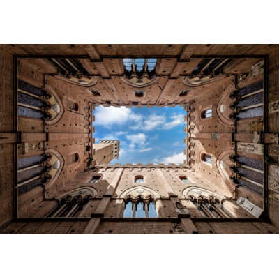 Levant les yeux du palais