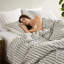 Ensemble de couette gris 3 pièces pour lit Queen, mélange coton-lin-rayonne, confort toutes saisons, design soigné, tissu naturel doux, respirant et lavable à la machine à rayures