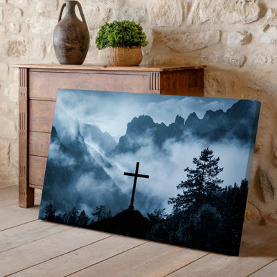 Toile, "Un paysage serein et éthéré avec une silhouette sombre proéminente"