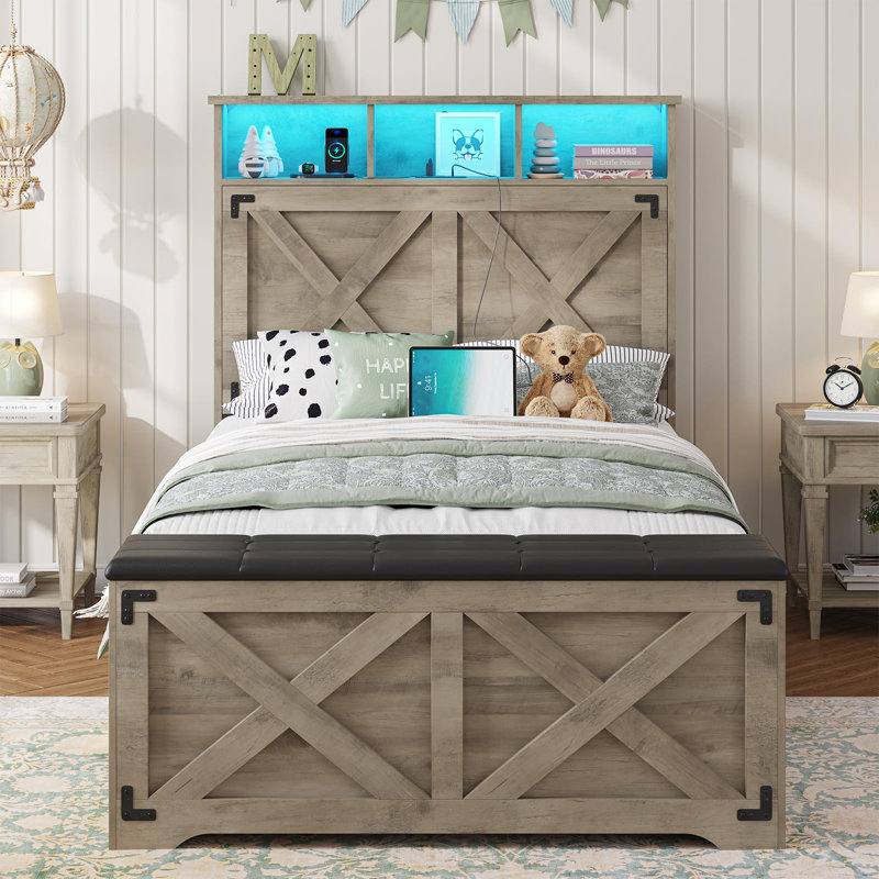 Lit Queen de style ferme en métal et bois avec porte de grange en X, tête de lit DEL RVB, station de recharge et pouf de rangement, chêne gris