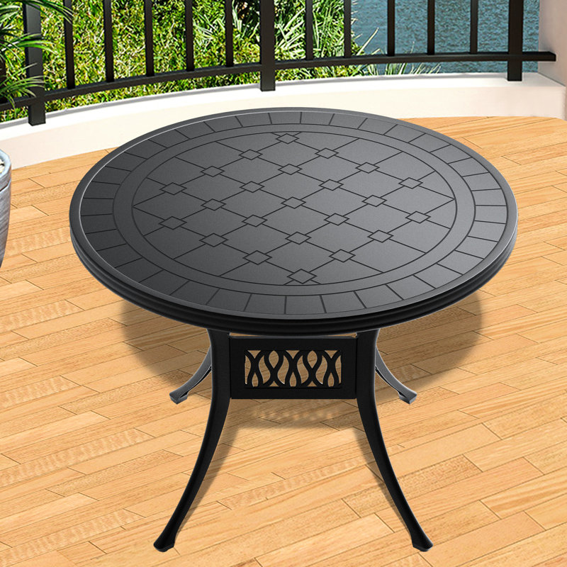 Table de salle à manger exquise en fonte d'aluminium avec texture sculptée et trou de parasol pour les rassemblements en plein air et la détente