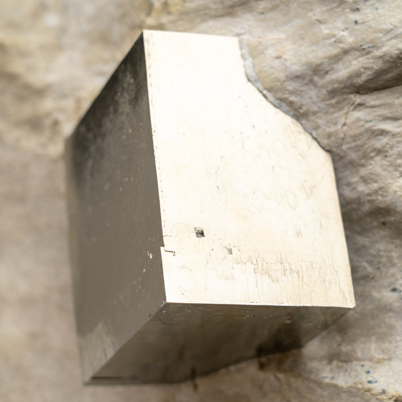Grand cube de pyrite véritable sur la matrice