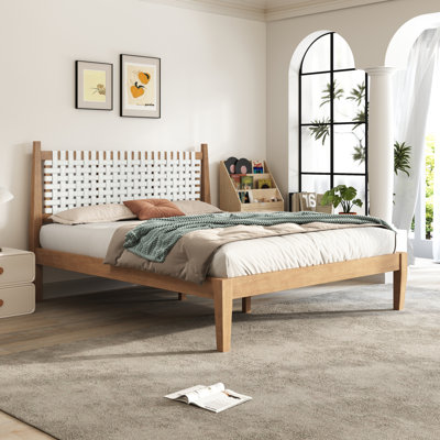 Grand lit avec dossier en cuir blanc tissé, structure en bois naturel