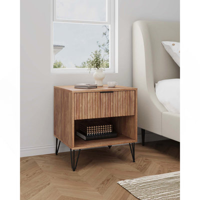 Table de chevet en brun doré