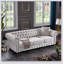 Canapé Chesterfield en tissu de lin beige avec un design classique et des sièges confortables, parfait pour les salons élégants