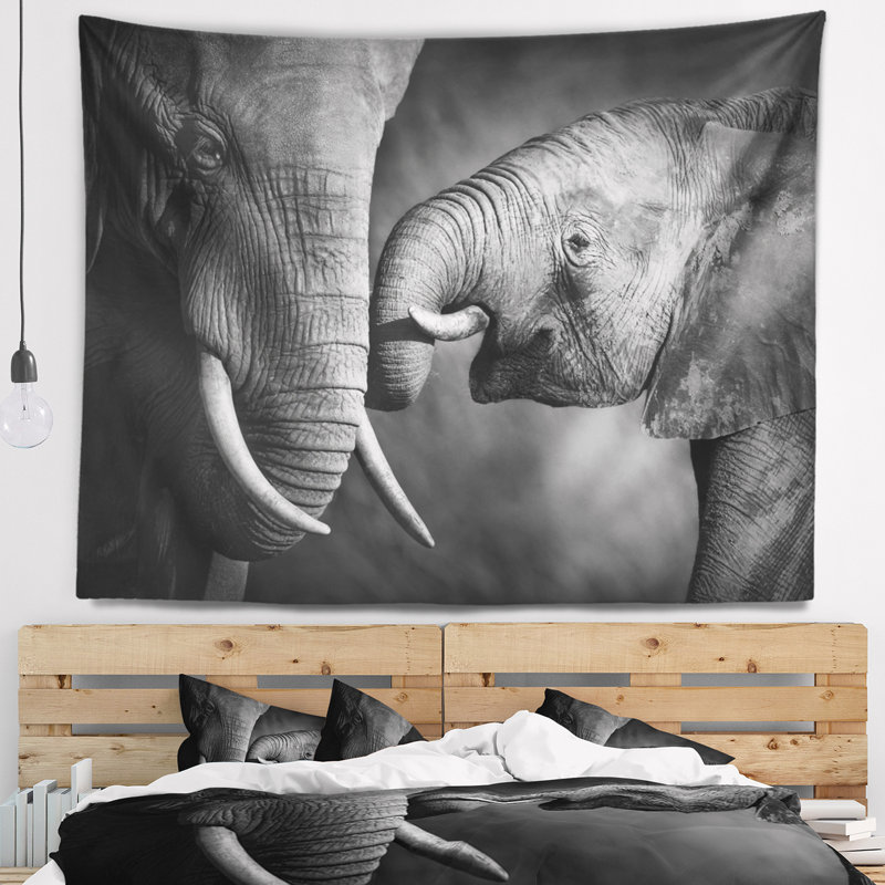 Tapisserie «Elephants montrant l'affection», H 32 po x l 39 po