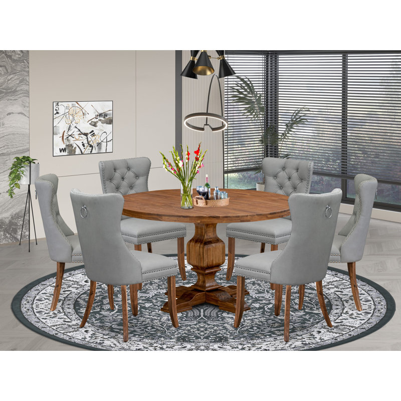 L'ensemble de salle à manger 7 pièces comprend une table de style Mid-Century et 6 chaises rembourrées en similicuir gris clair avec dossier capitonné, noyer antique