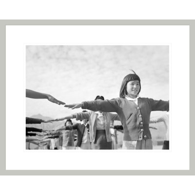 Calesthenics [sic] Stagiaires pratiquant la gymnastique au camp d'internement de Manzanar par Ansel Adams - Impression Giclée encadrée