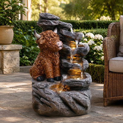 Fontaine à eau en forme de vache des Highlands, 54 cm de hauteur, fontaine de table en résine à plusieurs niveaux avec éclairage DEL blanc chaud, cadeau idéal pour une pendaison de crémaillère ou la fête des pères.