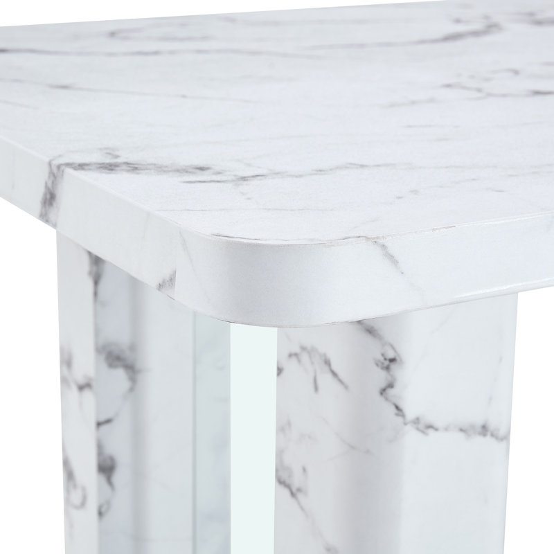 Table de salle à manger spacieuse en verre d'aspect marbre moderne, parfaite pour recevoir