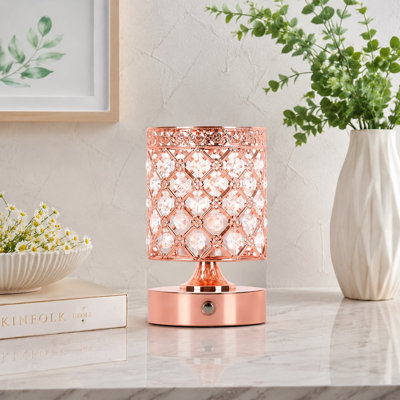 Lampe de table sans fil en cristal or rose, rechargeable et tactile, format compact.