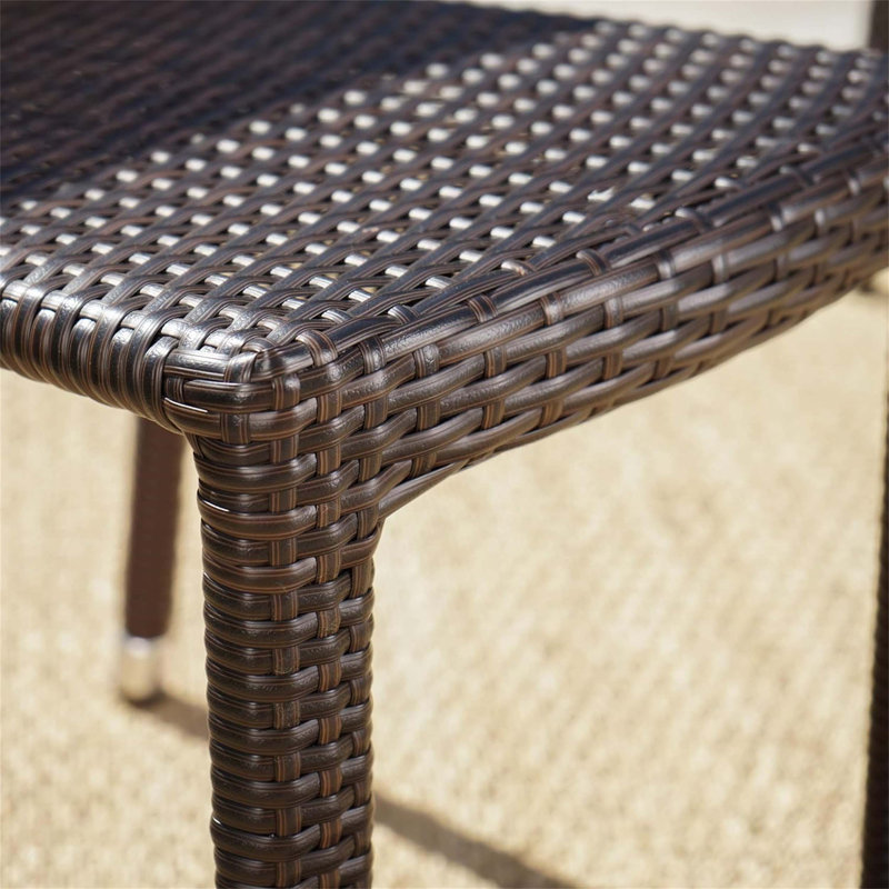 Chaises sans accoudoirs durables en aluminium et en rotin, résistantes aux intempéries et idéales pour les repas en plein air et les réceptions.