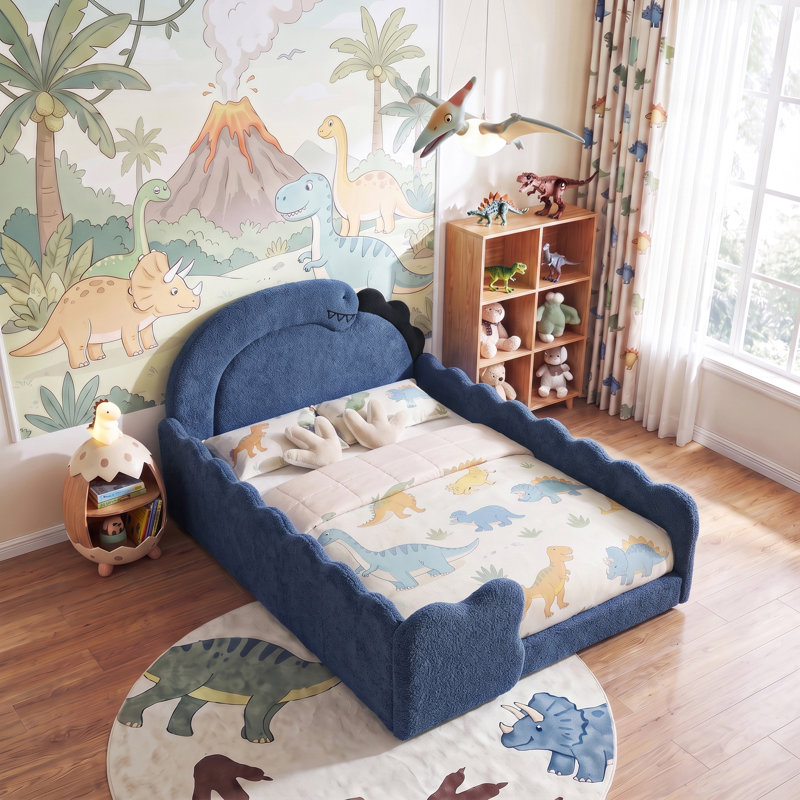 Lit d'enfant en forme de dinosaure, recouvert de tissu bouclé, avec barrières de sécurité et sommier à lattes en bois massif.