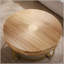 Table basse ronde en pin sculpté avec pieds en métal
