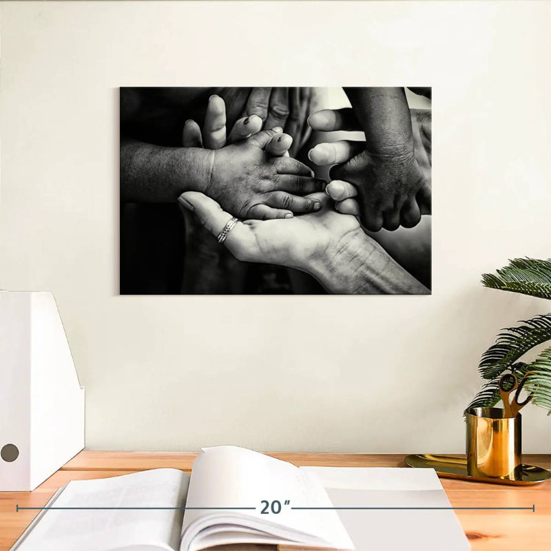 Leisha Family Hands BW, H 8 po x l 12 po