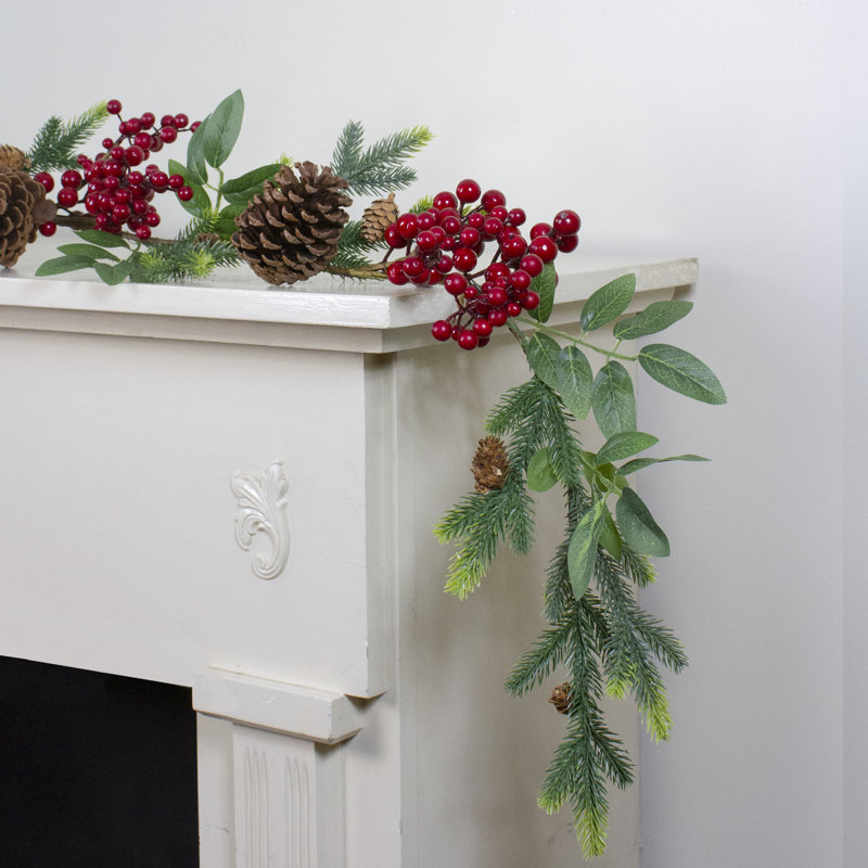 Guirlande de Noël artificielle 5 pi x 4,75 po avec baies et pommes de pin non éclairées