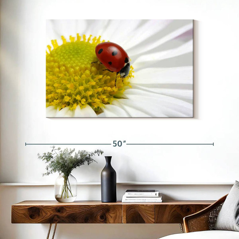Coccinelle sur camomille, H 26 po x l 39 po