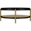 Table basse ronde noire avec pattes en laiton vieilli et rangement pour espaces lounge. Étagère ouverte tressée de style bord de mer. Pièce principale à vivre.