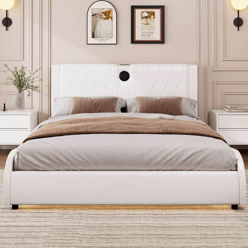 Élégant très grand lit avec décor à DEL, haut-parleurs intégrés et tête de lit en similicuir rembourré épais, effet blanc, sans sommier