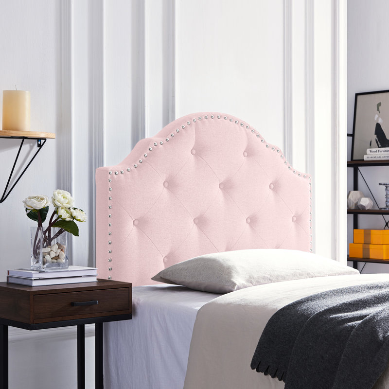 Tête de lit simple Blush avec coutures à boutons fascinantes et garniture cloutée attrayante recouverte de rosé