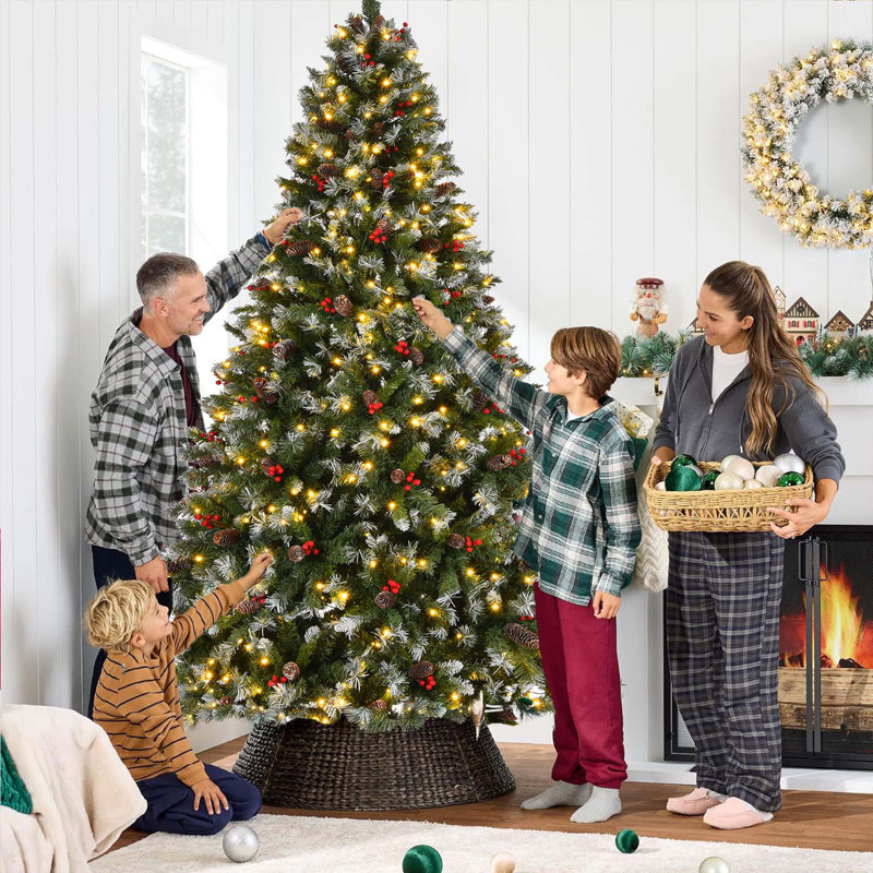 Sapins de Noël artificiels pré-éclairés avec lumières, pommes de pin, baies et base en métal, 7.5'