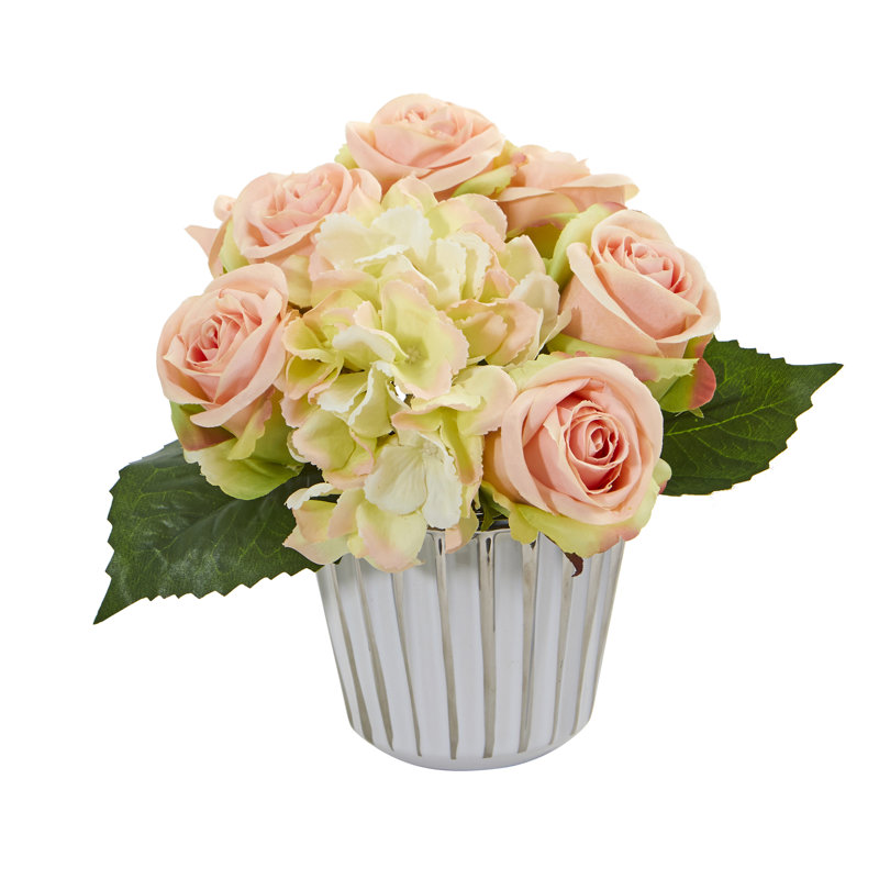 Bouquet de roses et d'hortensias dans un vase