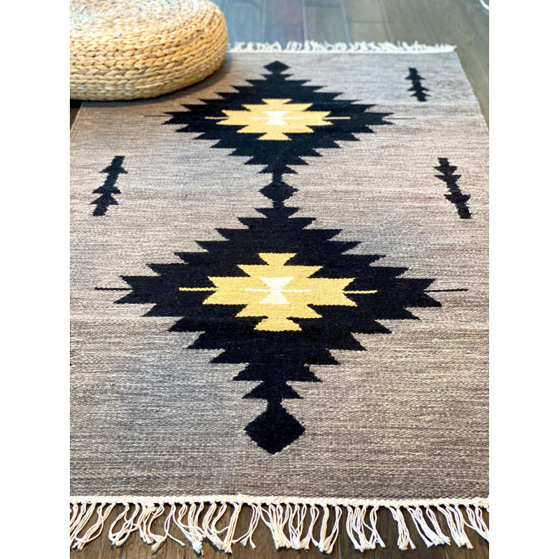 Tapis gris flèches aztèques, Rectangle 2 pi 4 po x 4 pi 7 po