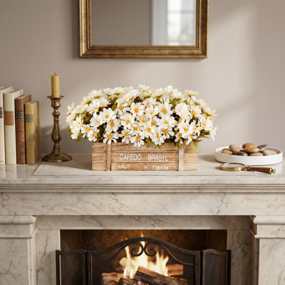 Arrangement de fleurs artificielles dans une caisse en bois rustique, pièce maîtresse artificielle avec boîte vintage