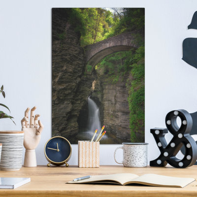 Mur en métal Millwood Pines «Footbridge In Watkins Glen» par Rick Berk