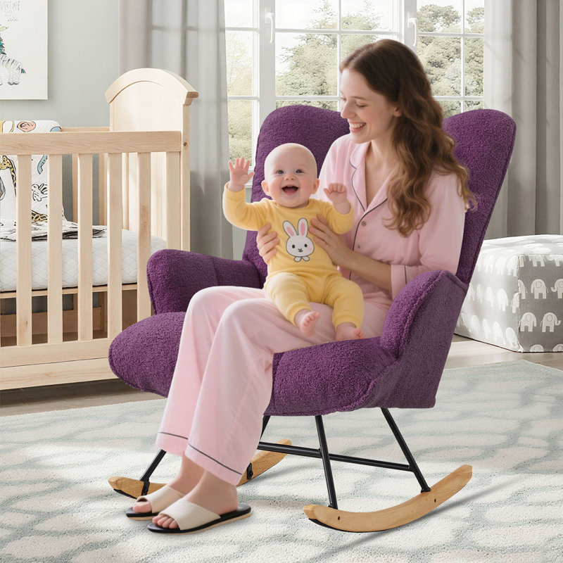 Chaise berçante rembourrée à haut dossier avec pieds en bois massif Teddy, Mauve