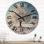 Horloge murale en bois blanc-139633030