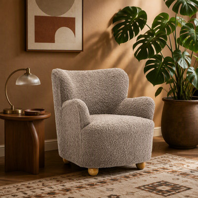Chaise d'appoint de style contemporain, dossier courbé, pieds sphériques, accoudoirs inclinés, finition champignon, salon principal