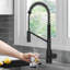 Robinet de cuisine KRAUS Oletto 2-en-1 de style commercial avec poignée rétractable et filtre à eau noir mat avec système de filtration sous-évier Purita-103150485