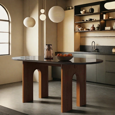 Table robuste avec plateau en verre de qualité et pieds en chêne.