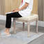 Tabouret beige avec siège et pieds en bois rustique, idéal pour la chambre, le salon ou le bureau.