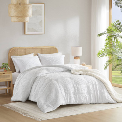 Gigi White Clipped Jacquard Tufted 3-Piece Full/Queen Comforter Set