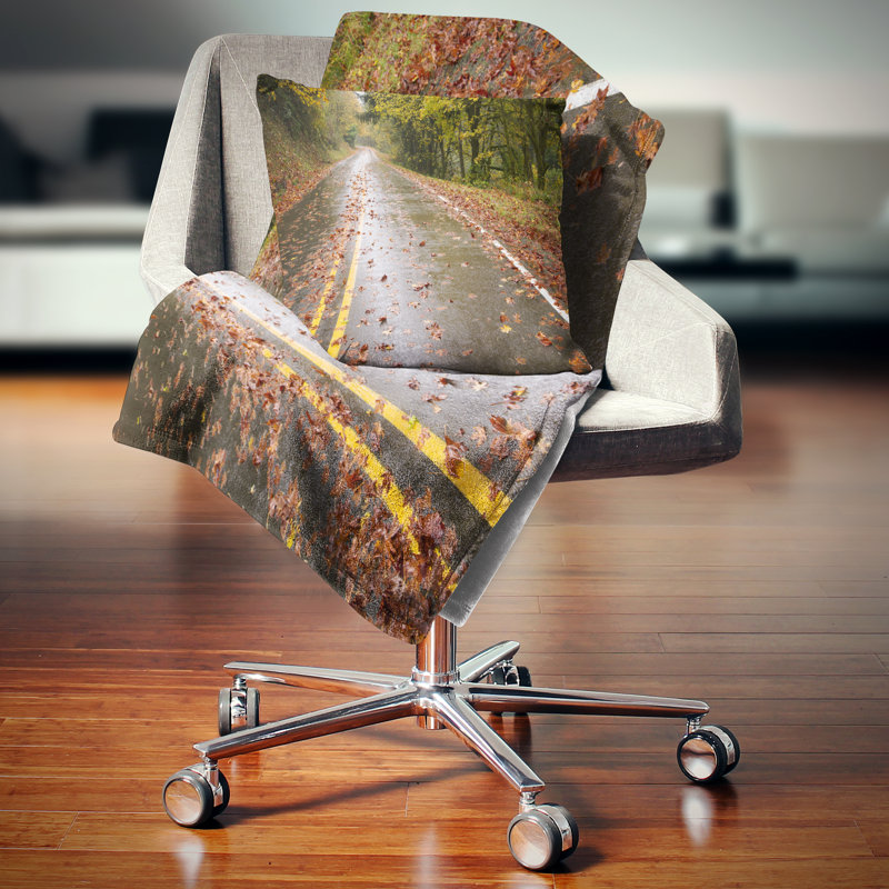 Coussin Wet Rainy Road in Forest, 16 po x 1 po, Coussin décoratif
